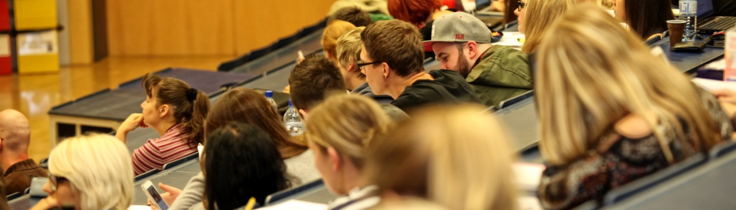 Studierende im Hörsaal | Foto: aau/Hoi