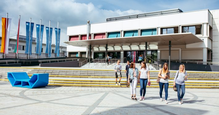 Haupteingang vom Zentralgebäude der Universität Klagenfurt