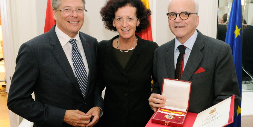 LH Peter Kaiser, Maja Haderlap und Klaus Amann mit dem Großen Goldenen Ehrenzeichen des Landes Kärnten