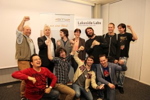 Die Mitglieder des Siegerprojekts "STeWie" mit Harald Raffer (STW Klagenfurt, 2. v.l) und Claudia Prüggler (Lakeside Labs, Mitte) | Foto: Hübner