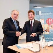Unterzeichnung des Memorandum of Understanding: Pavel Kabat (li.) und Oliver Vitouch | Foto: aau/Ster