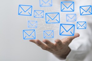 Mail-Symbole fliegend über einer Hand