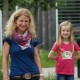 Michaela Schicho und ihre Tochter Isabell mit einer sticklett Applikation | Foto: aau/Tischler