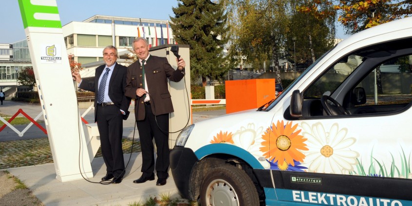 Rektor Mayr und LH Gerhard Dörfler eröffneten an der Alpen-Adria-Universität eine E-Ladestation für Elektrofahrzeuge | Foto: aau/Bodner