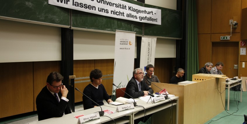 Sitzung des "Krisenstabs": Oliver Vitouch, Stefan Sagl, Heinrich C. Mayr, Ernst Kotzmann, Tilmann Reuther | Foto: aau/Rauchenwald