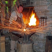 Schmied bei der Arbeit | Foto: aau/Burg Friesach-ErrichtungsGmbH