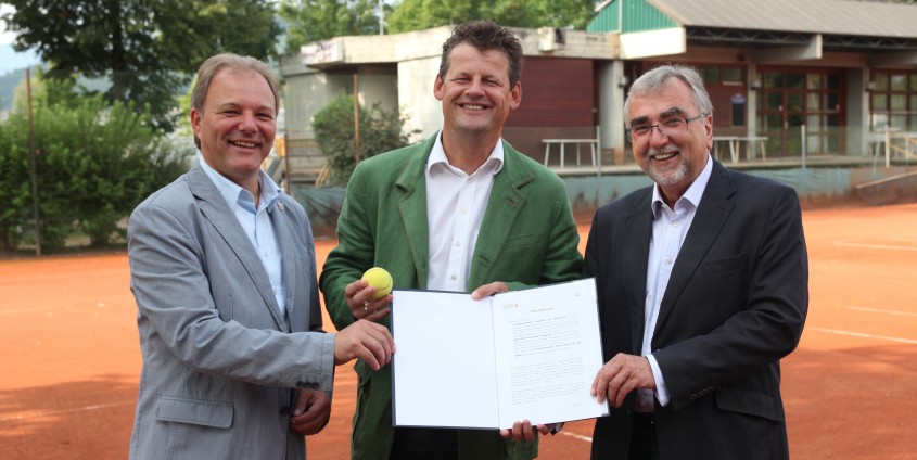 Vizebürgermeister Albert Gunzer, Bürgermeister Christian Scheider und Rektor Heinrich C. Mayr mit dem unterzeichneten Vertrag | Foto: aau/Hoi