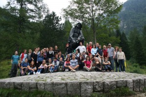 TeilnehmerInnen des Sommerkollegs beim Kugy-Denkmal im Trentatal | Foto: aau/KK