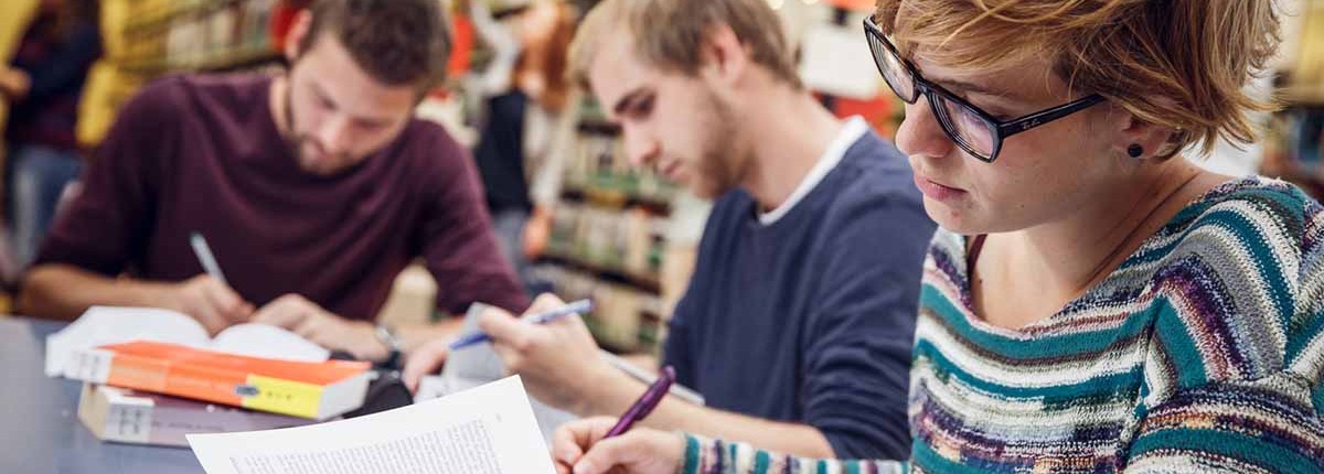 Studierende in der Bibliothek