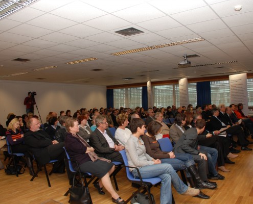 Publikum der Buchpräsentation von "Wissen schaffen." | Foto: aau/Wassner