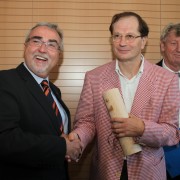 Rektor Mayr mit Ehrendoktor Josef Winkler | Foto: aau/Hoi