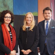 US-Botschafterin Alexa Wesner (Mitte) mit Vizerektorin Cristina Beretta und Rektor Oliver Vitouch | Foto: aau