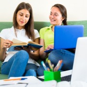 Jugendliche studieren zu Hause | Foto: JackF/Fotolia.com
