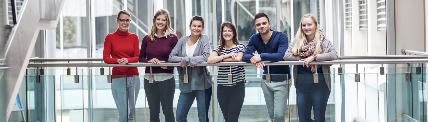 Studierende auf der Brücke vor der Bibliothek | Foto: aau/tinefoto.com