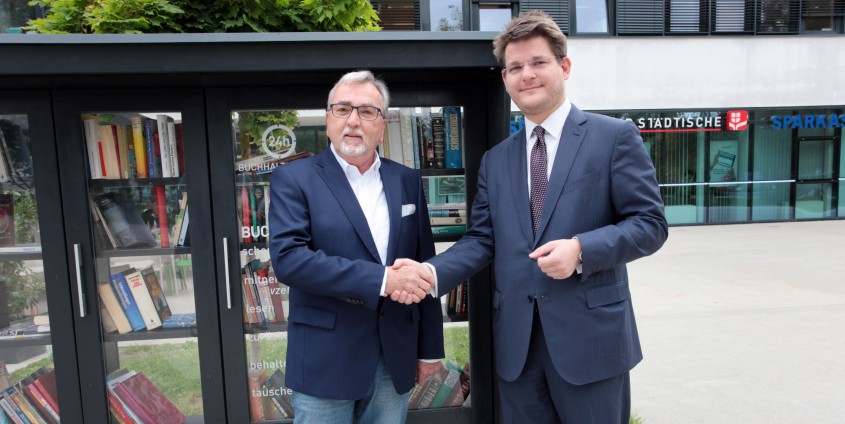 Rektor Vitouch und Altrektor Mayr bekräftigen die Einigung zum Wohle der Universität | Foto: aau/Hoi