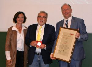 Ehrenmedaille für Heinrich C. Mayr von WK-Vizepräsidentin Sylvia Gstättner und Spartenobmann Martin Zandonella | Foto: WKK