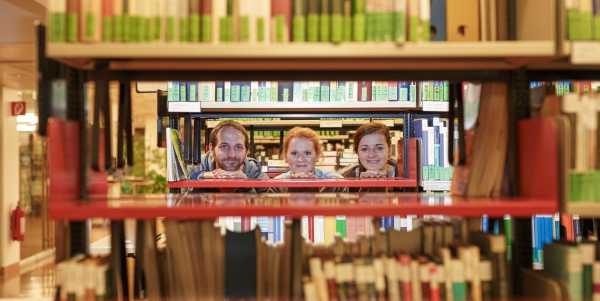Studierende in der Universitätsbibliothek | Foto: aau/tinefoto.com