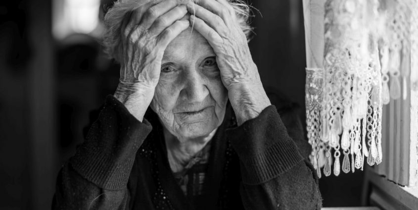 Alte Frau stützt ihren Kopf mit den Händen | Foto: De Visu/Fotolia.com