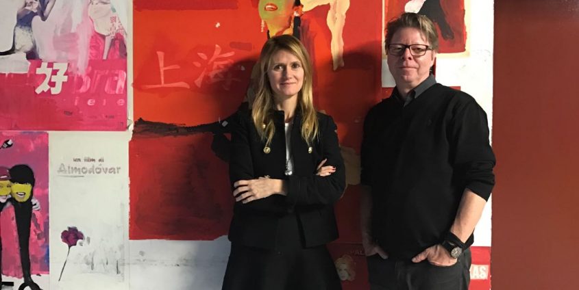 Angela Fabris und Jörg Helbig vor Filmpostern im Kino Visionario, Udine | Foto: Cristina Dittadi
