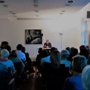 Publikum und Lesender Bei einer Veranstaltung des Robert-Musil-Instituts
