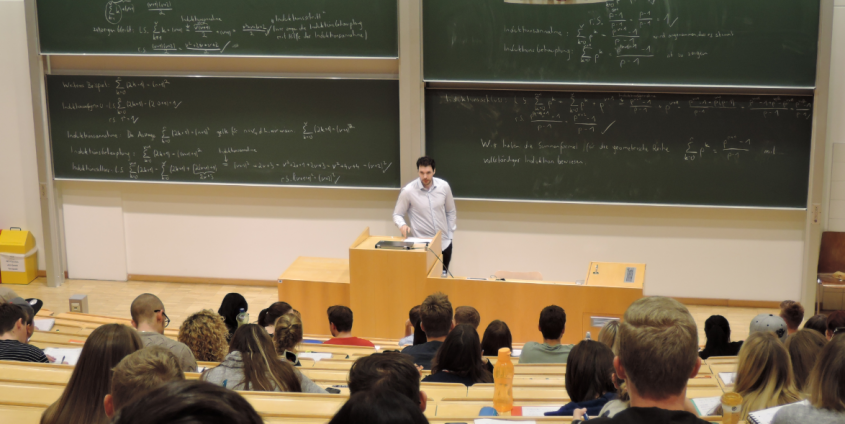 Philipp Hungerländer bei seiner Lehrveranstaltung "Mathematik für Wirtschaftswissenschaften"