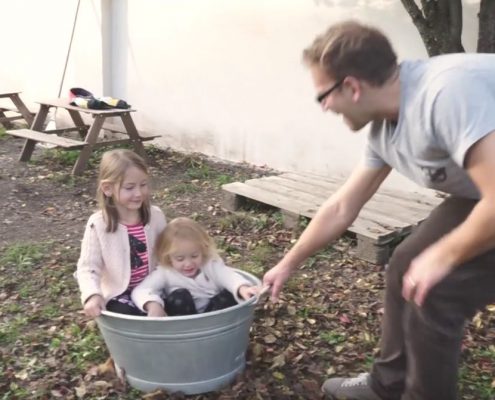 Videostill mit Daniel Wutti aus dem Imagefilm "Papa mit Kind zu Hause"