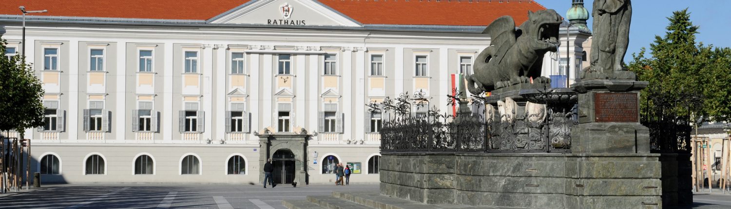 Neuer Platz Klagenfurt, Lindwurm-Brunnen vor Rathaus