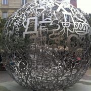 Skulptur aus Schriften und Schrifttypen in Bordeaux, als Bild zum Thema "Mehrsprachigkeit"