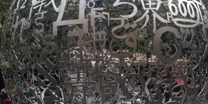 Skulptur aus Schriften und Schrifttypen in Bordeaux, als Bild zum Thema "Mehrsprachigkeit"