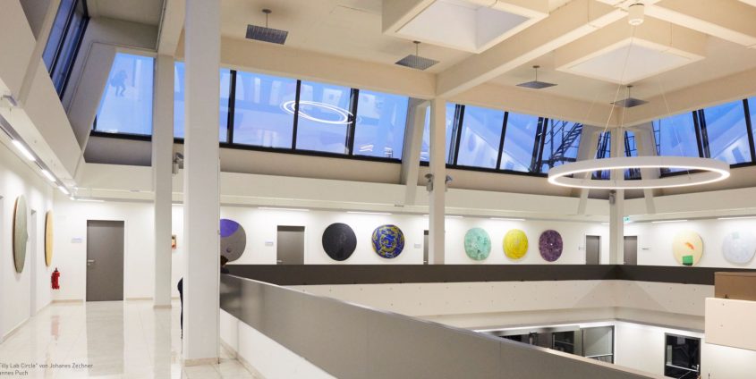 Ausstellung „Tilly Lab Circle“ von Johanes Zechners auf der „Großen Galerie“ im Eingangsbereich der Alpen-Adria-Universität