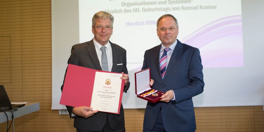 LH Peter Kaiser ehrte Konrad Krainer mit dem großen goldenen Ehrenzeichen des Landes.