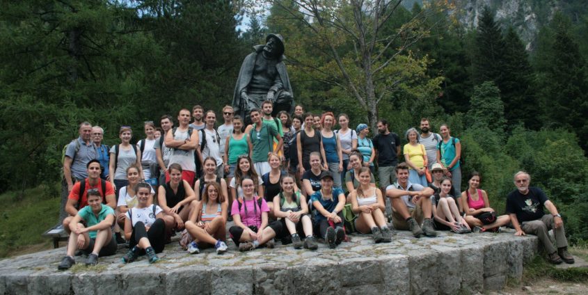 Sommerkolleg Bovec 2018 vor dem Kugydenkmal
