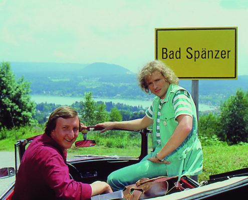 Thomas Gottschalk und Mike Krüger im Film „Die Supernasen“ (1983), der an dem fiktiven Schauplatz „Bad Spänzer“ spielt. Der Film wurde hauptsächlich in Velden am Wörthersee gedreht.