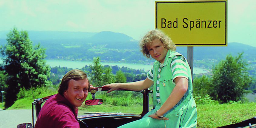 Thomas Gottschalk und Mike Krüger im Film „Die Supernasen“ (1983), der an dem fiktiven Schauplatz „Bad Spänzer“ spielt. Der Film wurde hauptsächlich in Velden am Wörthersee gedreht.
