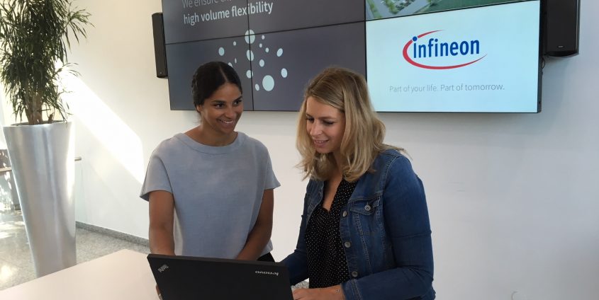 Martina Wolfgruber-Neubauer (rechts im Bild) von Infi neon ist durch das Karriereprogramm auf Vanessa Elpe (links) aufmerksam geworden. | Foto: Infineon