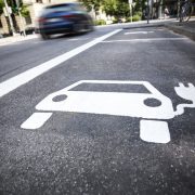 Parkplatz mit Markierung für Elektroautos