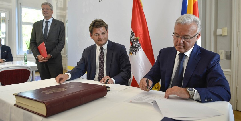 Unterzeichnung des „Memorandum of Understanding“ zwischen Gouverneur Alexander Uss und Rektor Oliver Vitouch