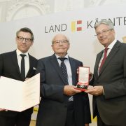 Verleihung des Großen Silbernen Ehrenzeichens der Republik Österreich – v.l.n.r.: Jürgen Meindl, Alois Brandstetter und LH Peter Kaiser