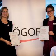 ÖGOR-Preisverleihung an Anna Jellen (links) für ihre Masterarbeit und Elisabeth Gaar (rechts) für ihre Dissertation