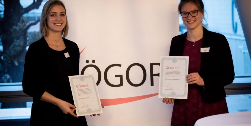 ÖGOR-Preisverleihung an Anna Jellen (links) für ihre Masterarbeit und Elisabeth Gaar (rechts) für ihre Dissertation