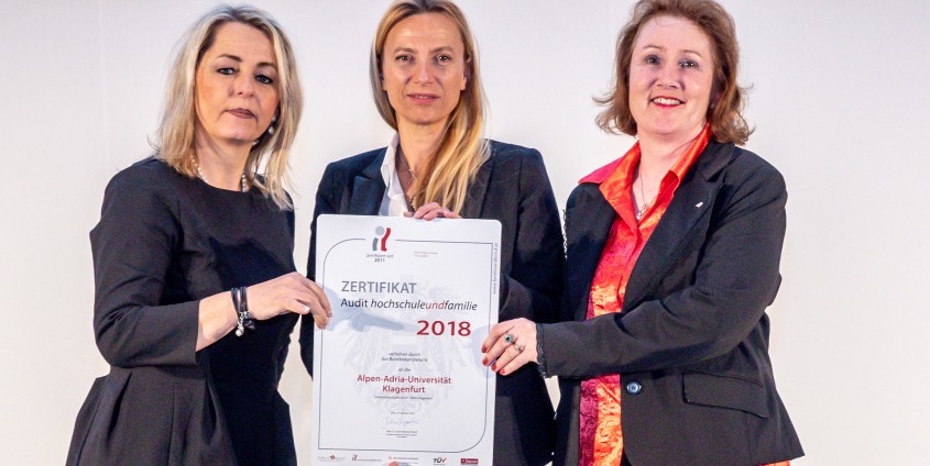 Familienministerin Juliane Bogner-Strauß überreicht das Gütezeichen hochschuleundfamilie an die Universität Klagenfurt
