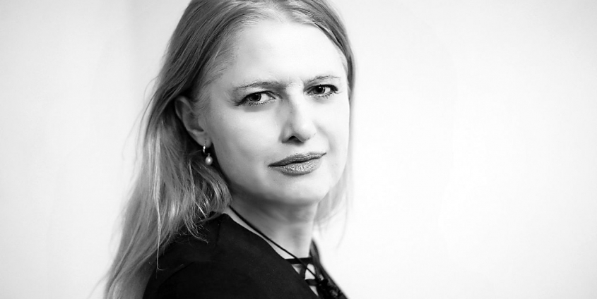 Porträt der slowenischen Autorin Mojca Kumerdej