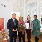 LH Peter Kaiser gratuliert Preisträgerin Ulrike Loch mit Jury Vorsitzender Larissa Krainer und Josefine Scherling | Foto: LPD Kärnten/Peter Just