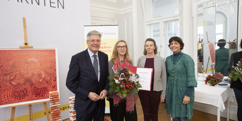 LH Peter Kaiser gratuliert Preisträgerin Ulrike Loch mit Jury Vorsitzender Larissa Krainer und Josefine Scherling | Foto: LPD Kärnten/Peter Just