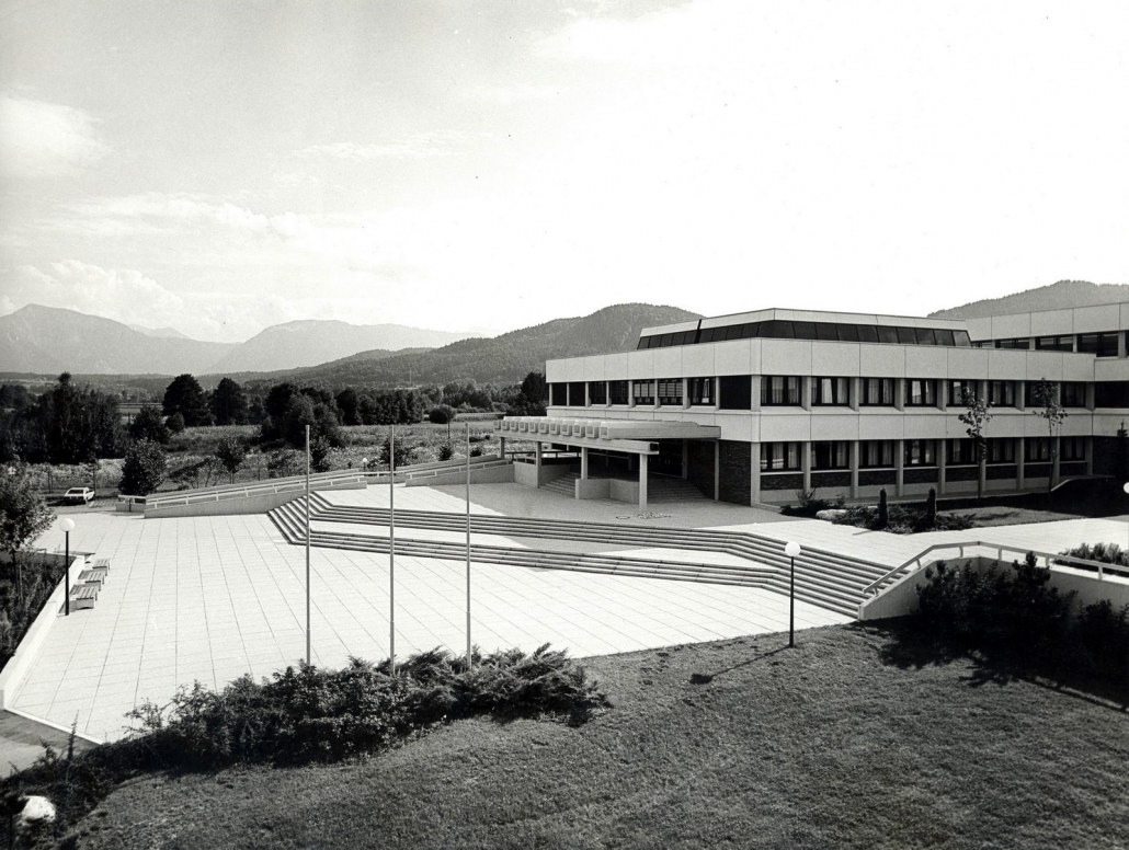 Der Haupteingang der Universität im Jahr 1980 | Foto: AAU Archiv, Peter Abuja