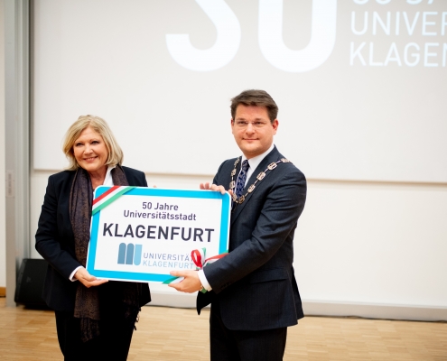 "Ehrenzeichen" der Stadt Klagenfurt, überreicht von Bürgermeisterin Maria-Luise Mathiaschitz