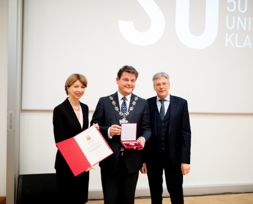 Rektor Oliver Vitouch erhält des Goldene Ehrenzeichen des Landes Kärnten verliehen