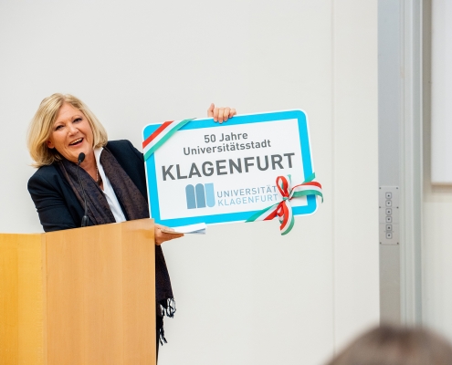 Bürgermeisterin Maria-Luise Mathiaschitz überreicht eine "Ortstafel"