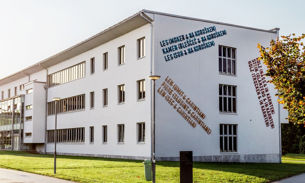 Kunst auf dem Campus, Lawrence Weiner: Holz (Nass & Kärnten)