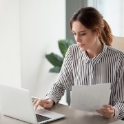 Frau arbeitet am Laptop